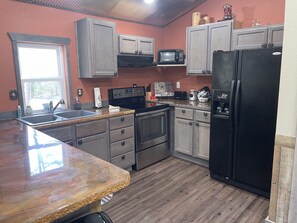 ثلاجة، ميكروويف، فرن، موقد طهي مسطح