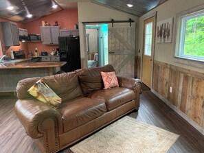 Smart TV, fireplace - Secluded Ranch House Cabin in Eminence - Ozarks (Eminence)