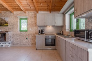 Fridge, oven, coffee/tea maker, toaster