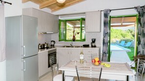 Refrigerador, horno, cafetera y tetera y tostadora