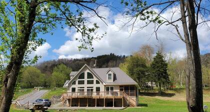 Spacious & Stylish Waterfront Home on New River! 3