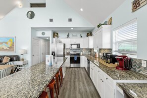 冷蔵庫、電子レンジ、オーブン、コンロ