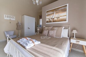 1 bedroom - Casa Dolce Casa - Guest House - "Romantic" Room on the Via delle Ceramiche (Santo Stefano di Camastra)