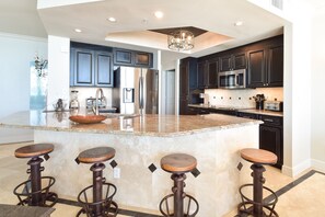 冷蔵庫、電子レンジ、オーブン、コンロ