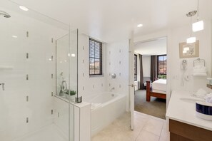 Banheira, secador de cabelo, toalhas de banho 