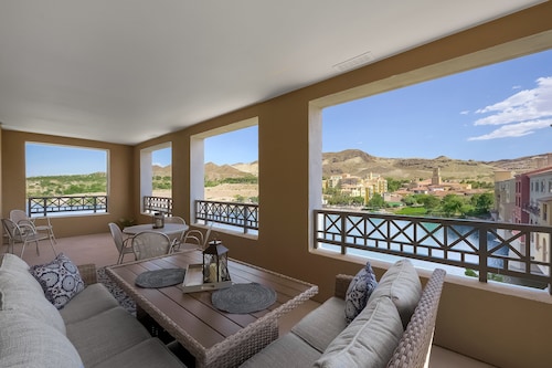 Lakeview Haven: Unwind with Panoramic Serenity