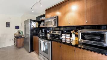 Køleskab, mikrobølgeovn, ovn, kogeplade