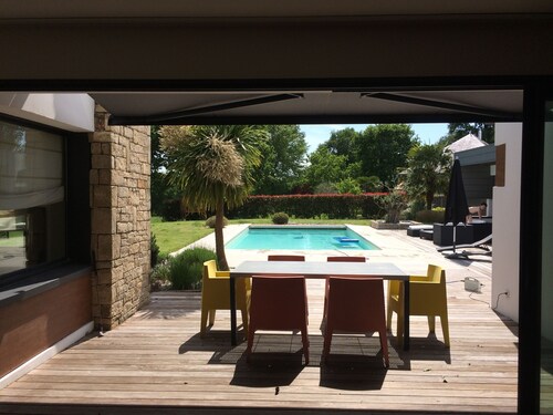  Maison contemporaine avec piscine,  jaccuzzi et  salle de sport.