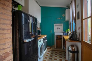 Een koelkast, een microgolfoven, een oven, een vaatwasser