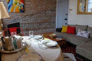 TV, fireplace - Ingres - T2 avec terrasse (Toulouse)