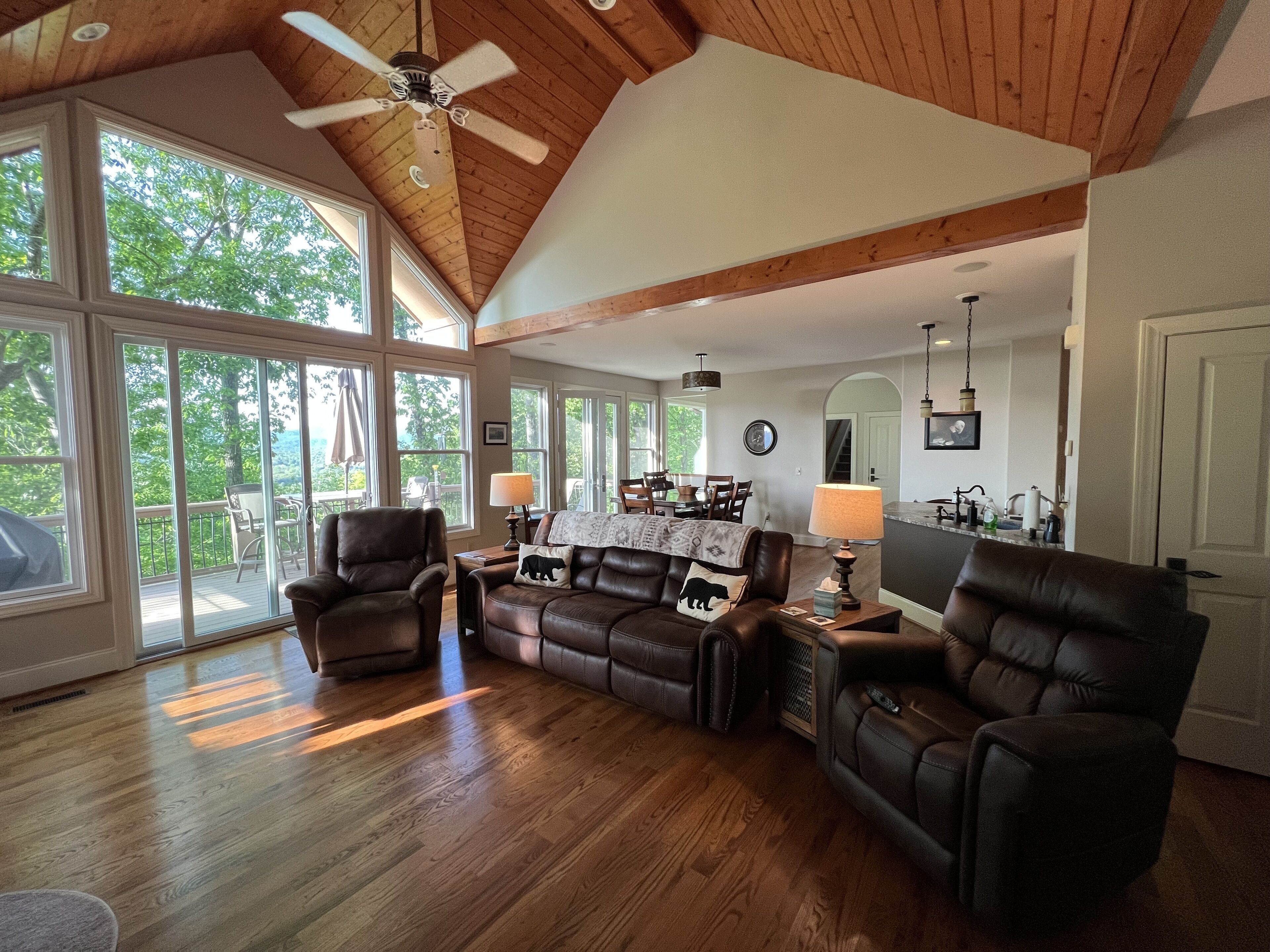 Una Smart TV, una chimenea, libros, un reproductor estéreo