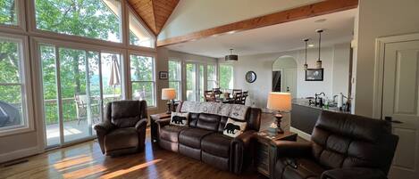 Una Smart TV, una chimenea, libros, un reproductor estéreo