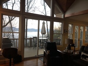 Smart TV, fireplace, books, stereo - Asheville Area Mountain Home (Fletcher)