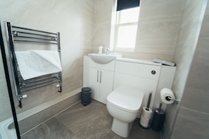 Departamento Deluxe | Baño | Regadera, amenidades de baño gratuitas, secadora de cabello, toallas