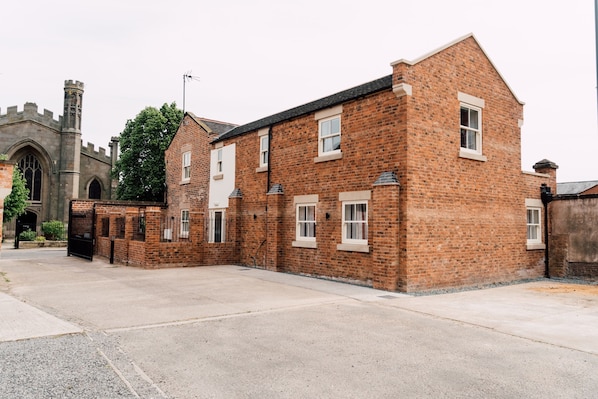 Vista frontal de la propiedad