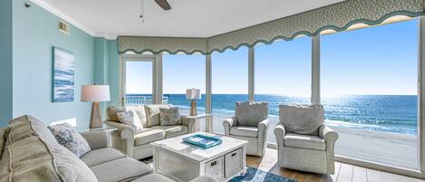 Fladskærms-tv, dvd-afspiller, videobibliotek