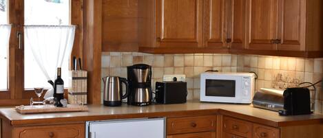 ثلاجة، ميكروويف، فرن، موقد طهي مسطح