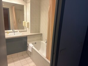 Combined shower/bathtub, hair dryer, towels - Hotel Europacity (Brussels)