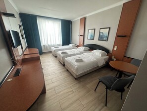 Desk, laptop workspace, free WiFi, bed sheets - Hotel Europacity (Brussels)