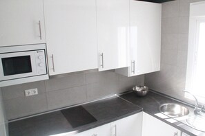 Een koelkast, een magnetron, een oven, een kookplaat