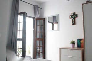 1 dormitorio, tabla de planchar con plancha, wifi y ropa de cama