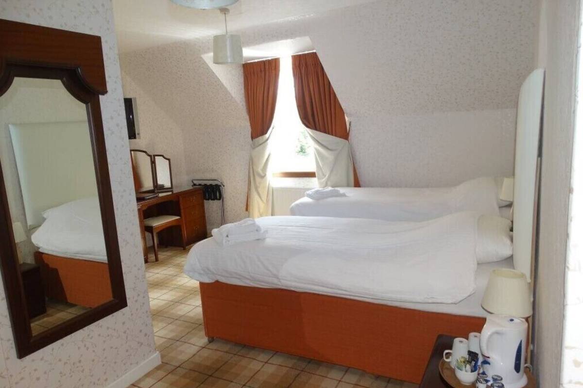 Twin Room | Soundproofing, iron/ironing board (on request), WiFi (free)