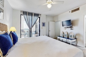 2 bedrooms, iron/ironing board, Internet, bed sheets - Spacious fourth-floor condo - Complimentary BEACH SERVICE (Navarre Beach)