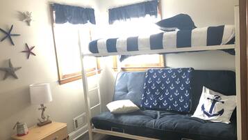 3 habitaciones, tabla de planchar con plancha y cuna de viaje