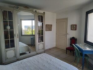 3 bedrooms, in-room safe, desk, iron/ironing board