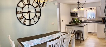 Devil's Lake Cottage - Family Friendly a block from State Park Entrance! Skiing