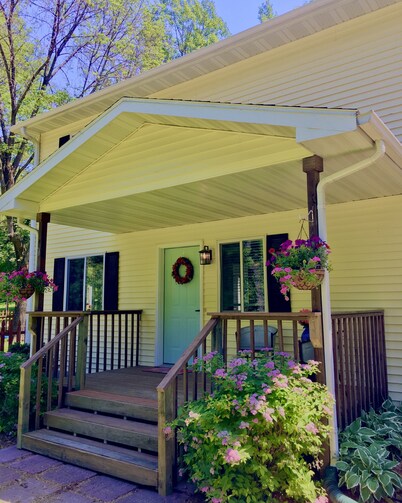 Devil's Lake Cottage - Family Friendly a block from State Park Entrance! Skiing