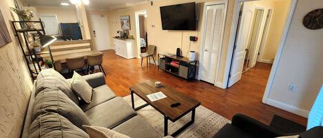 Smart-tv, een videogameconsole, een dvd-speler en boeken