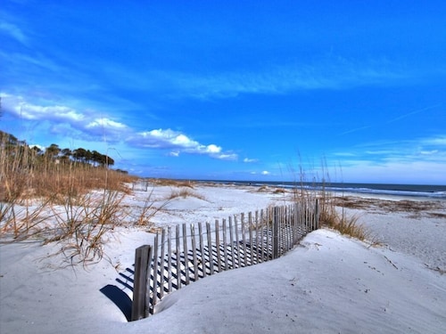 Newly Renovated Hilton Head Resort Beach Condo - 2 Bedroom - Private Balcony