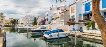 House with view on the main canal and excellent location.beach,restaurant