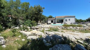 A house with a swimming pool, surrounded by large rocks and trees. - Villa 135m2 private swimming pool (open from May to September) (Labeaume)