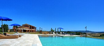 Stunning private villa with private pool, WIFI, hot tub, A/C, patio, panoramic view and parking