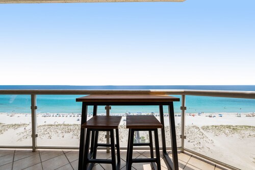 Oceanfront Condo w/Free WiFi, Central AC, W/D, Shared Hot Tub, Outdoor Pool, Gym