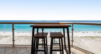 Oceanfront Condo w/Free WiFi, Central AC, W/D, Shared Hot Tub, Outdoor Pool, Gym