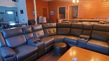 Smart-tv, tafelvoetbal, een tafeltennistafel en een stereo