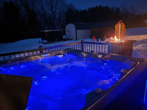 Outdoor spa tub - Piece of Paradise / Private Hot Tub (Holcombe)