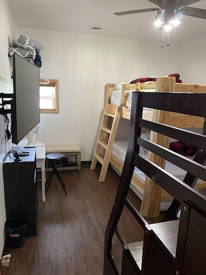 3 bedrooms, in-room safe, desk, iron/ironing board