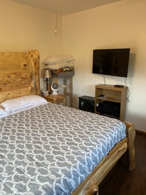 3 bedrooms, in-room safe, desk, iron/ironing board - Piece of Paradise / Private Hot Tub (Holcombe)