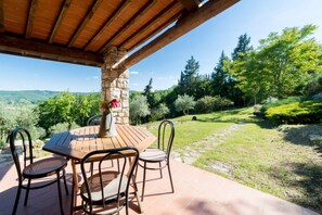 Outdoor dining - CASA DEGLI ULIVI - COTTAGE WITH SWIMMING POOL (Castellina in Chianti)