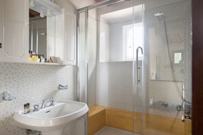Duschwanne, Haartrockner, Bidet, Handtücher