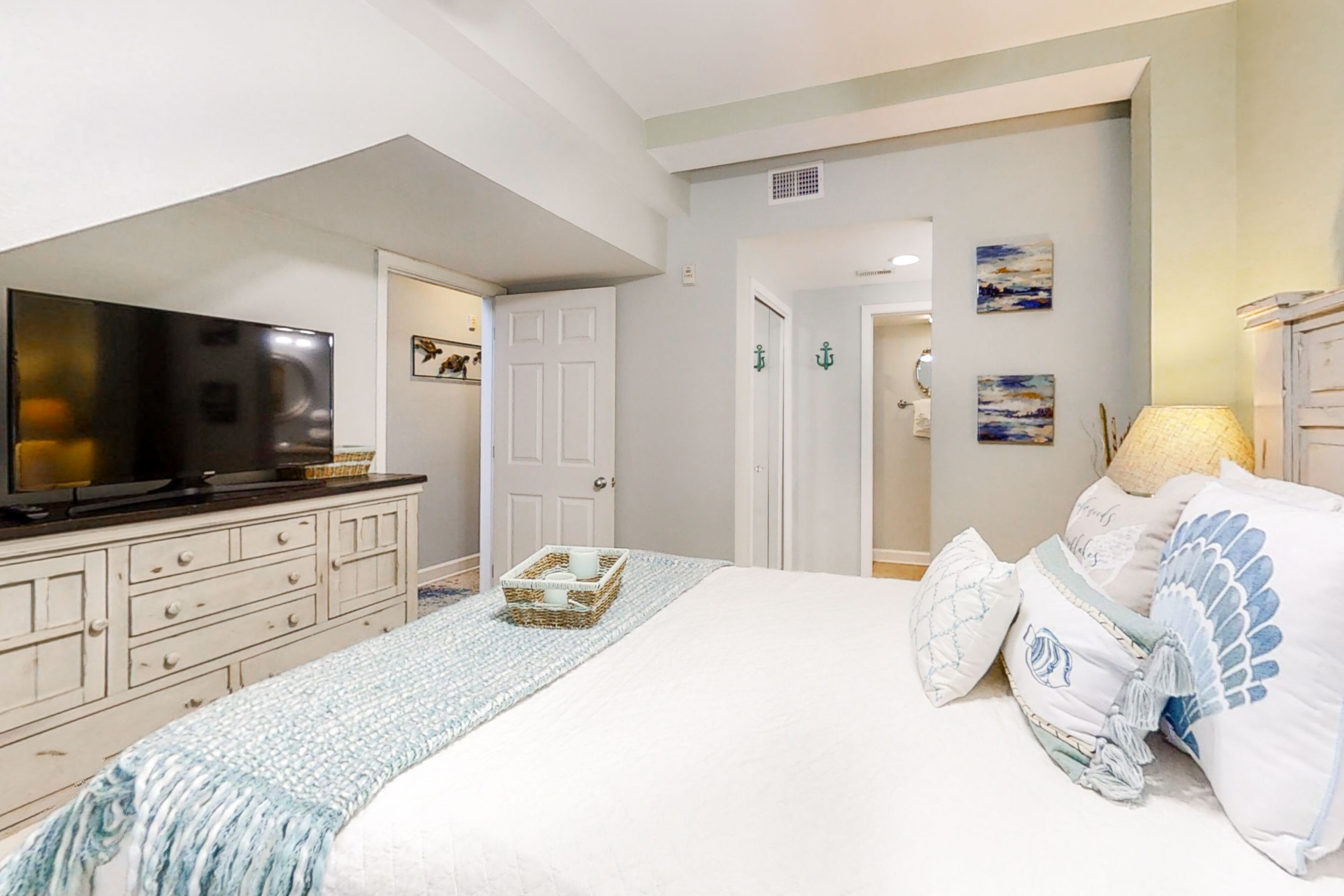 2 bedrooms, iron/ironing board, internet, bed sheets