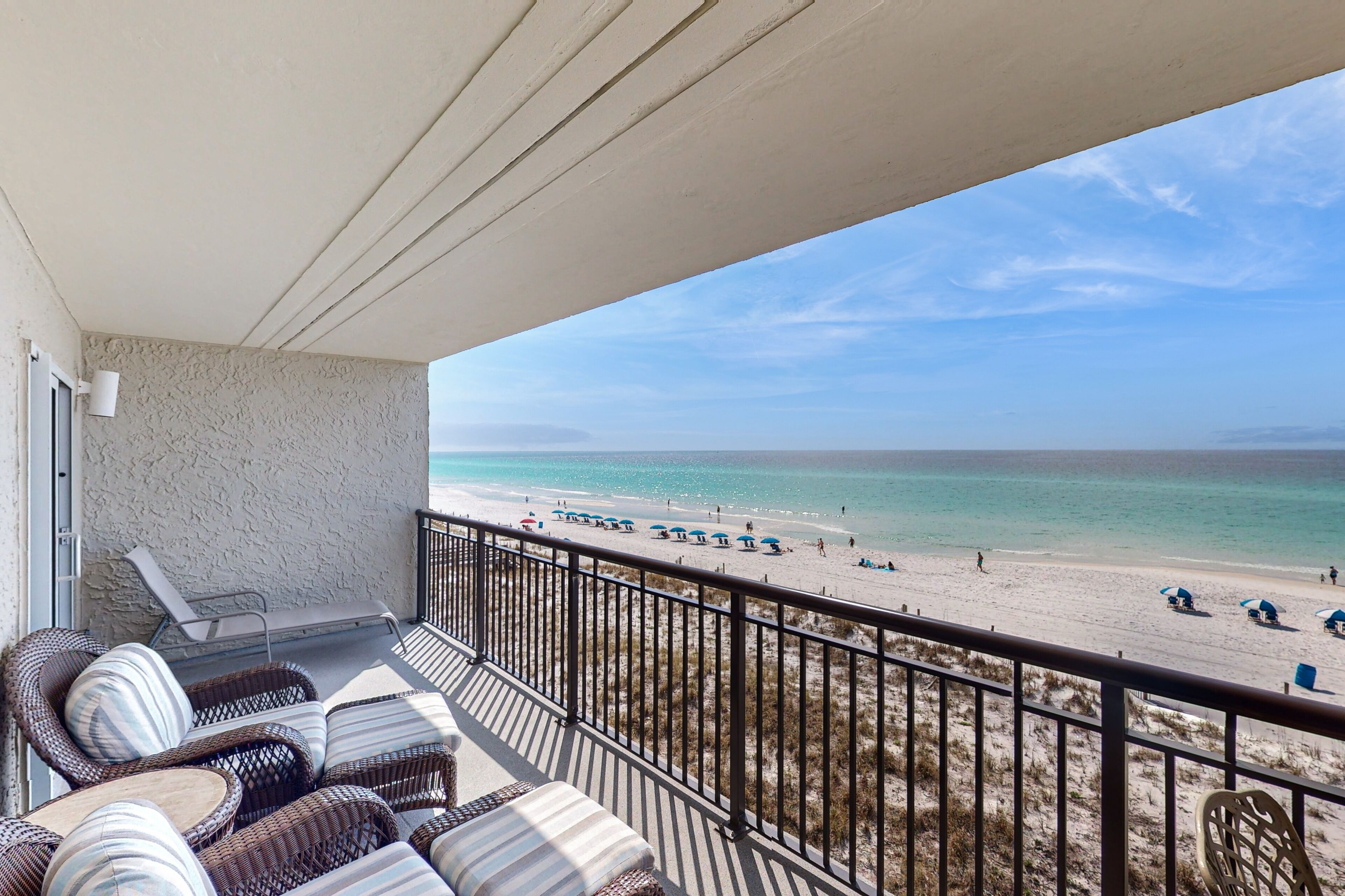 Bright, beachfront condo with beach service included - quick walk to dining