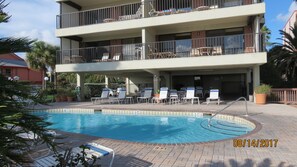 Una piscina al aire libre, una piscina climatizada