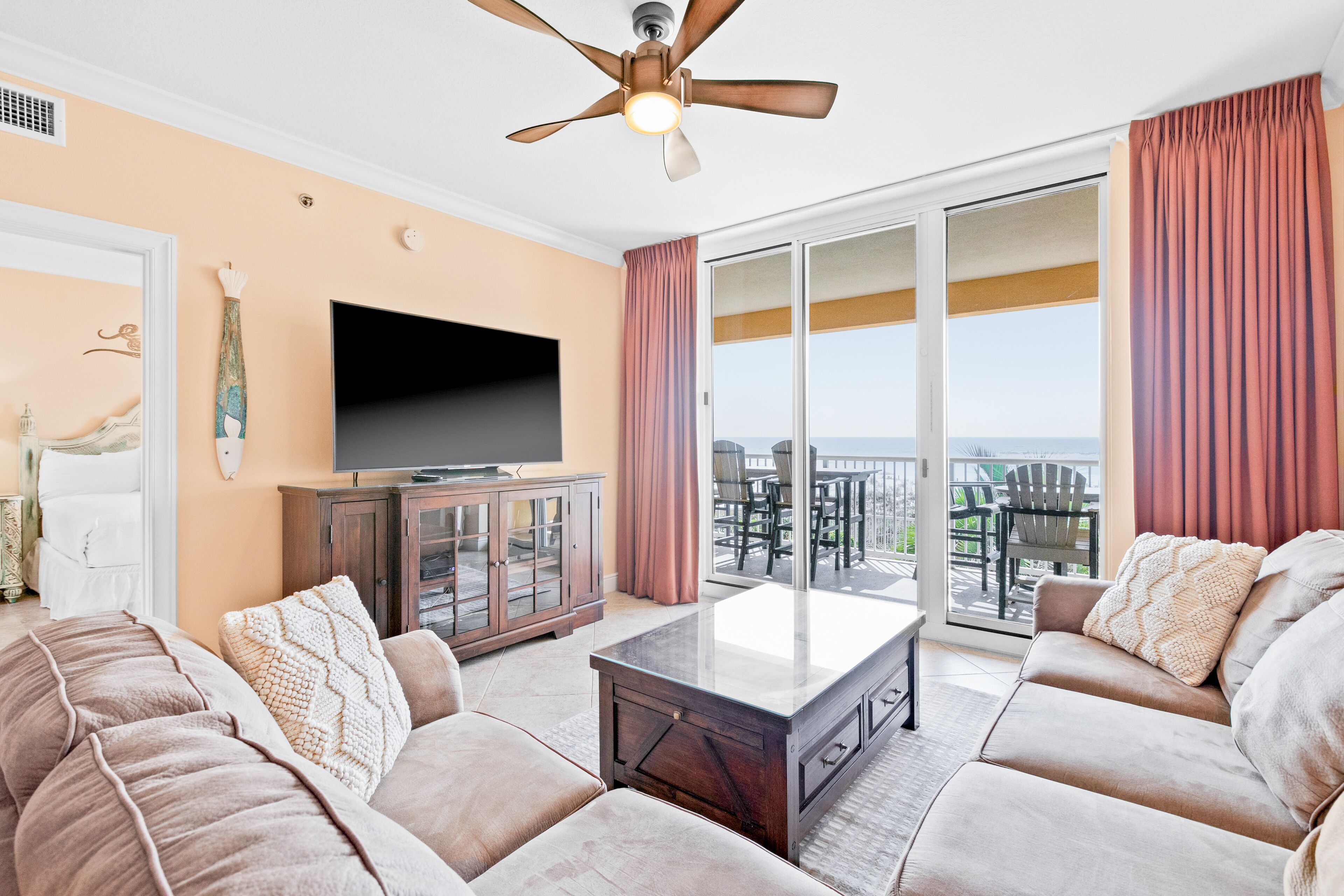 Flatskjerm-TV, DVD-spiller og filmbibliotek