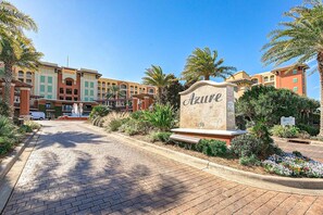 Property grounds - Newly Refreshed Spacious Gulf-front Condo with Beach Service for 4 (Fort Walton Beach)