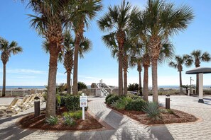 Property grounds - Newly Refreshed Spacious Gulf-front Condo with Beach Service for 4 (Fort Walton Beach)